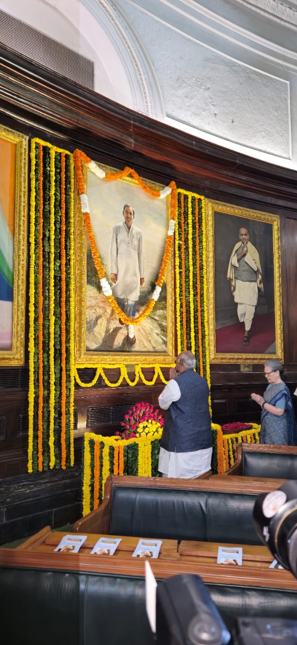 पूर्व प्रधानमंत्री राजीव गांधी की जयंती पर संसद भवन में साेनिया गांधी व अन्य