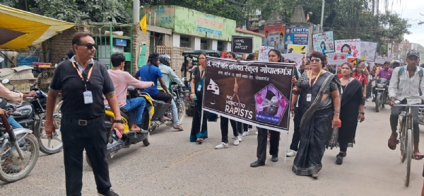 प्रदर्शन करती छात्राए प्रदर्शन करती छात्राए