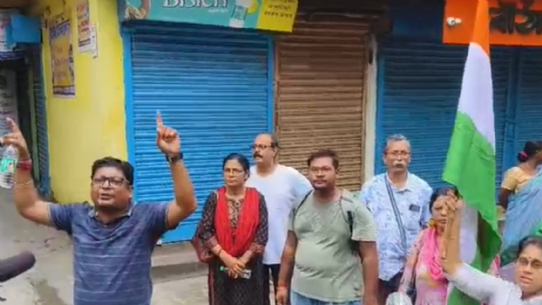 नवान्न के नॉर्थ गेट तक पहुंचे प्रदर्शनकारी, नारा लगाकर मांगा ममता बनर्जी का इस्तीफा नवान्न के नॉर्थ गेट तक पहुंचे प्रदर्शनकारी, नारा लगाकर मांगा ममता बनर्जी का इस्तीफा