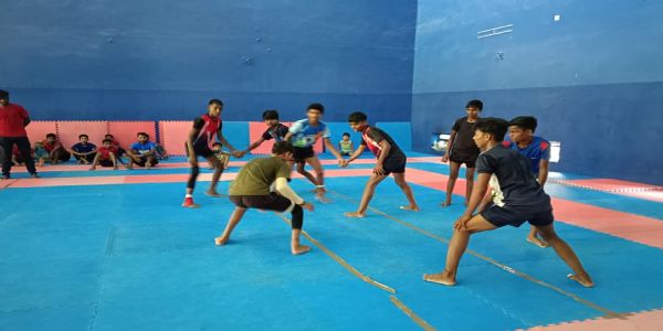 खेल दिवस पर स्टेडियम में कबड्डी प्रतियोगिता का आयोजन ,मड़ियाहूं की टीम रामनगर को पराजित कर हुई विजेता