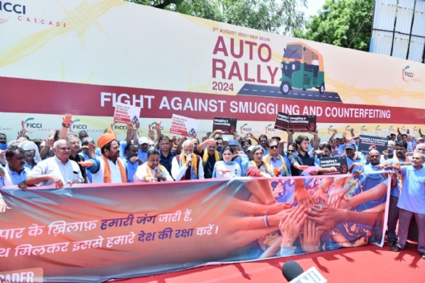 फिक्की कैस्केड ऑटो रैली को हरी झंडी दिखाकर रवाना करते खंडेलवाल