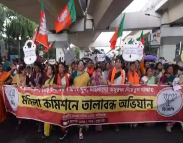महिला आयोग के दफ्तर पर लगाया ताला