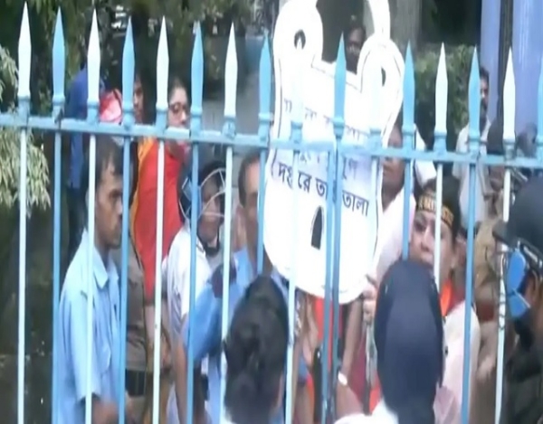 महिला आयोग के दफ्तर पर लगाया ताला