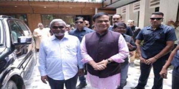हिमंता बिस्वा सरमा चंपाई सोरेन से मिलने पहुंचे