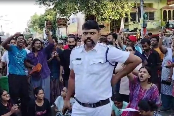 प्रदर्शनकारियों के बीच फंसे पुलिसकर्मी प्रदर्शनकारियों के बीच फंसे पुलिसकर्मी