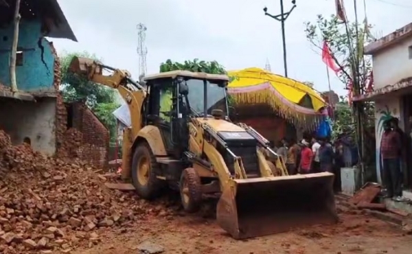 मप्रः सागर में पार्थिव शिवलिंग बनाने के दौरान गिरी मकान की दीवार, आठ बच्चों की मौत मप्रः सागर में पार्थिव शिवलिंग बनाने के दौरान गिरी मकान की दीवार, आठ बच्चों की मौत