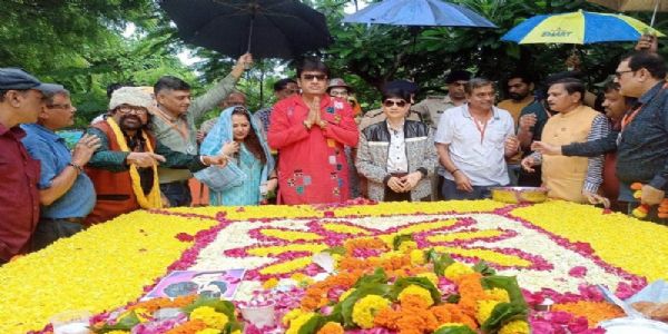 खंडवा में किशोर कुमार की समाधी पर जुटे उनके प्रशंसक, लगाया दूध-जलेबी का भोग