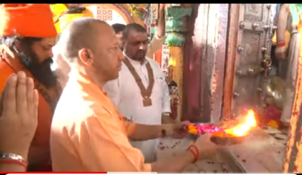अयोध्या पहुंचे मुख्यमंत्री ने रामलला के चरणों में झुकाया शीश अयोध्या पहुंचे मुख्यमंत्री ने रामलला के चरणों में झुकाया शीश