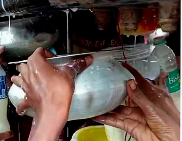 चंडीतला में दूध का टैंकर हुआ लीक, बर्तन लेकर टूट पड़े लोग चंडीतला में दूध का टैंकर हुआ लीक, बर्तन लेकर टूट पड़े लोग