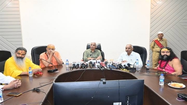 पत्रकार वार्ता में संतों