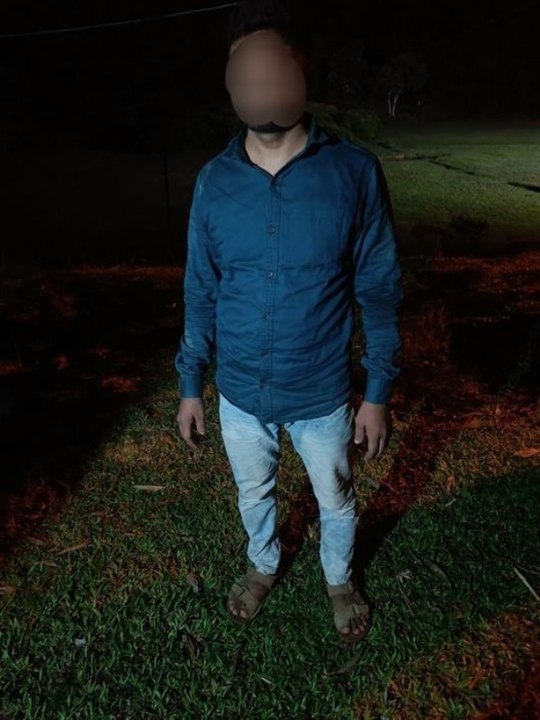 असम पुलिस द्वारा पकड़ कर वापस बांग्लादेश भेजे गए अवैध घुसपैठिये की तस्वीर।
