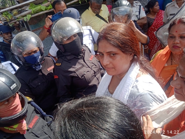 आरजी कर कांड के विरोध में राज्य भर में भाजपा ने किया जिलाधिकारी कार्यालय का घेराव आरजी कर कांड के विरोध में राज्य भर में भाजपा ने किया जिलाधिकारी कार्यालय का घेराव