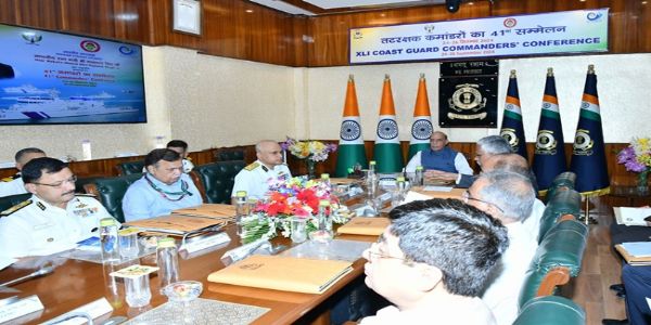 रक्षा मंत्री राजनाथ सिंह ने मंगलवार को तटरक्षक मुख्यालय में कमांडरों के 41वें सम्मेलन का उद्घाटन किया