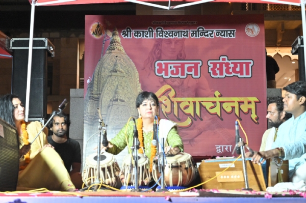 श्री काशी विश्वनाथ धाम में तबला वादन करती अनुराधा पाल: फोटो बच्चा गुप्ता