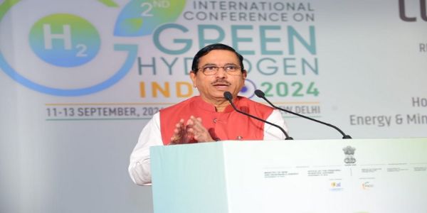 कार्यक्रम को संबोधित करते हुए नवीकरणीय ऊर्जा मंत्री प्रह्रलाद जोशी