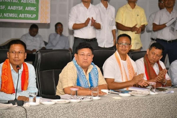 असमः बीटीआर संगठनों और बीटीसी के बीच बैठक आयोजित बैठक में हिस्सा लेते हुए बीटीसी के प्रमुख प्रमोद बोडो