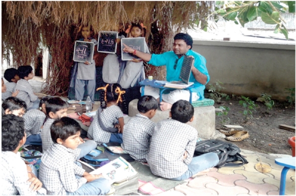 अमरेली के बाढडापरा प्राथमिक विद्यालय के कार्यकारी मुख्य शिक्षक चंद्रेशकुमार भोलाशंकर बोरीसागर ने शिक्षा क्षेत्र में नवीनता का एक अनूठा उदाहरण प्रस्तुत किया
