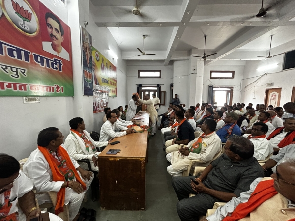 सदस्यता अभियान का शुभारंभ करते सांसद मन्नालाल रावत
