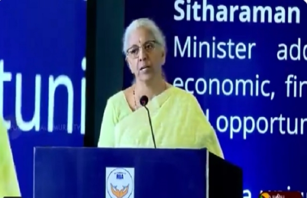 कार्यक्रम को संबोधित करते हुए वित्तं मंत्री निर्मला सीतारमण कार्यक्रम को संबोधित करते हुए वित्तं मंत्री निर्मला सीतारमण