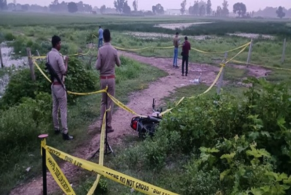 मुठभेड़ स्थल पर पुलिस