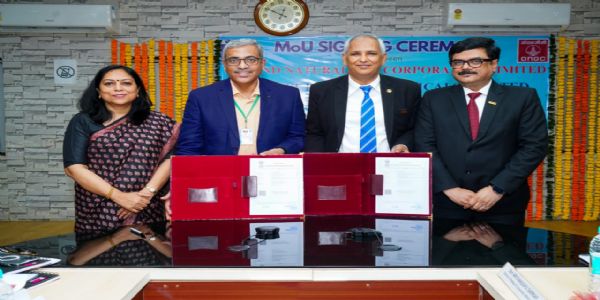 समझौते पर हस्ताक्षर करते अधिकारी