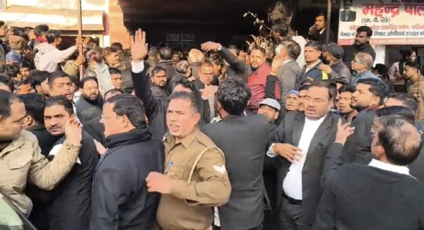 वरिष्ठ अधिवक्ता पर जानलेवा हमला, वकीलों ने आरोपियों को धर दबोचा, लगाई जमकर कुटाई पुलिस ने बचाई जान
