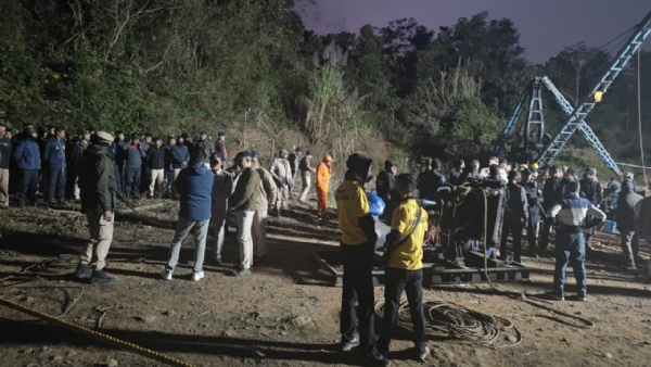 उमरांग्सू कोयला खदान से एक शव की बरामदगी तथा बचाव अभियान की तस्वीर।
