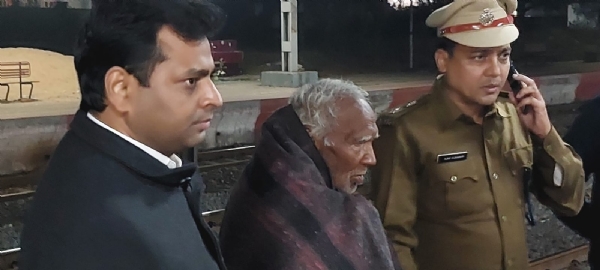 कंबल वितरित करते अधिकारी