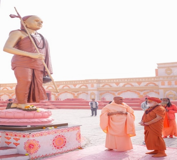 मनुष्य धन से नहीं अपितु विचारों से बनता है बड़ा: अवधेशानन्द