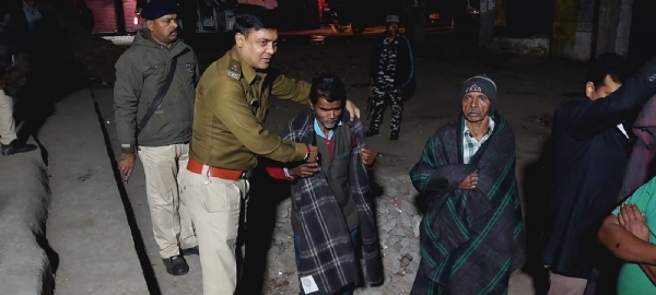 कंबल वितरित करते अधिकारी