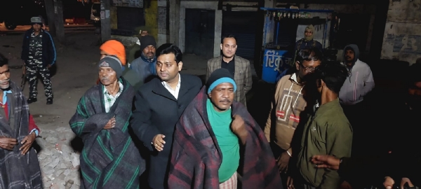 कंबल वितरित करते डीसी और एसपी