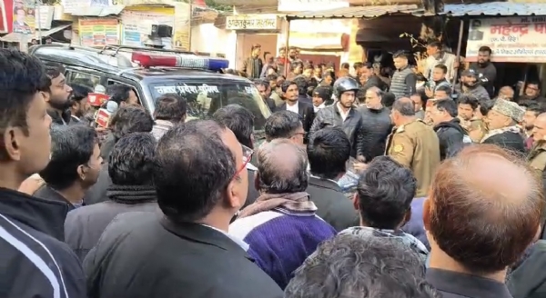 वरिष्ठ अधिवक्ता पर जानलेवा हमला, वकीलों ने आरोपियों को धर दबोचा, लगाई जमकर कुटाई पुलिस ने बचाई जान