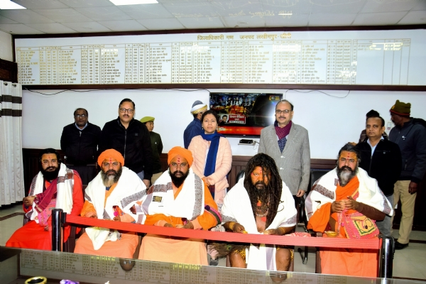 संतो के साथ उपस्थित डीएम व एडीएम