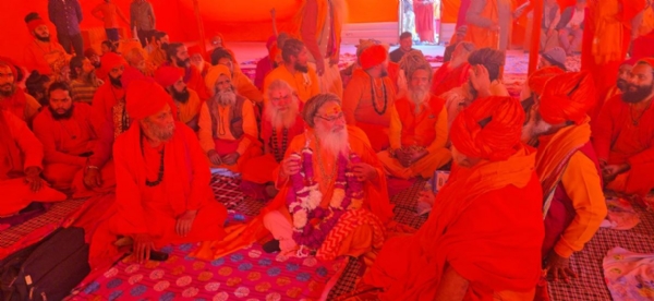 संतों के साथ बैठक करते श्रीमहंत हरिगिरि