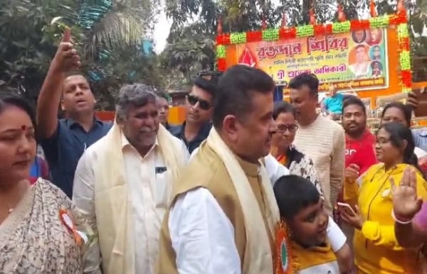 हावड़ा में समारोह के दौरान शुभेंदु अधिकारी व अन्य