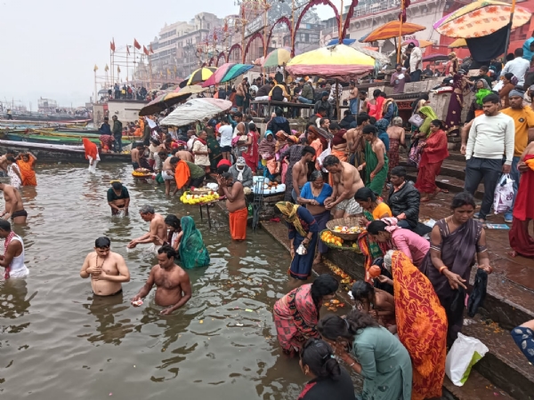 वाराणसी में गंगा स्नान करते श्रद्धालु: फोटो बच्चा गुप्ता वाराणसी में गंगा स्नान करते श्रद्धालु: फोटो बच्चा गुप्ता