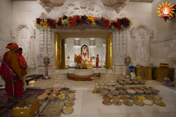 श्रीराम लला के छप्पन भोग का प्रसाद श्रद्धालुओं में हो रहा हैं वितरित