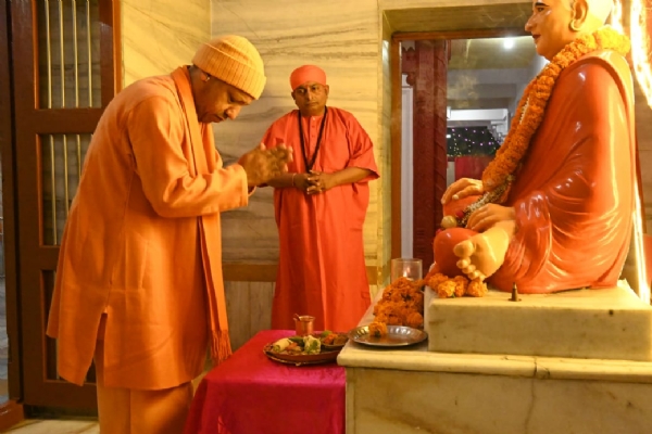 *मकर संक्रांति पर श्रीनाथ जी का विधिविधान से पूजन कर गोरक्षपीठाधीश्वर ने की प्रदेशवासियों के सुखमय जीवन की कामना*