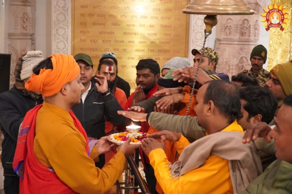 श्रीराम लला के छप्पन भोग का प्रसाद श्रद्धालुओं में हो रहा हैं वितरित