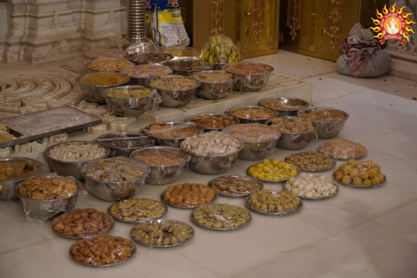 श्रीराम लला के छप्पन भोग का प्रसाद श्रद्धालुओं में हो रहा हैं वितरित