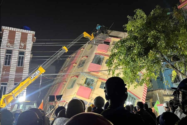 बाघाजतीन में झुकी इमारत बाघाजतीन में झुकी इमारत