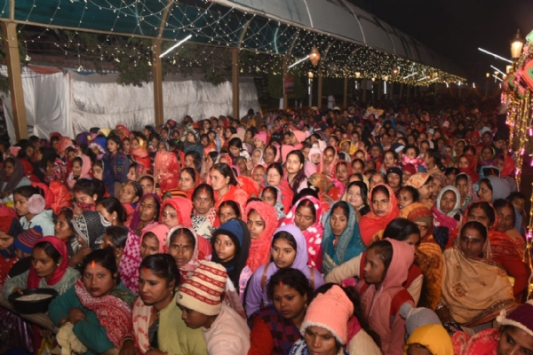 *मकर संक्रांति पर श्रीनाथ जी का विधिविधान से पूजन कर गोरक्षपीठाधीश्वर ने की प्रदेशवासियों के सुखमय जीवन की कामना*