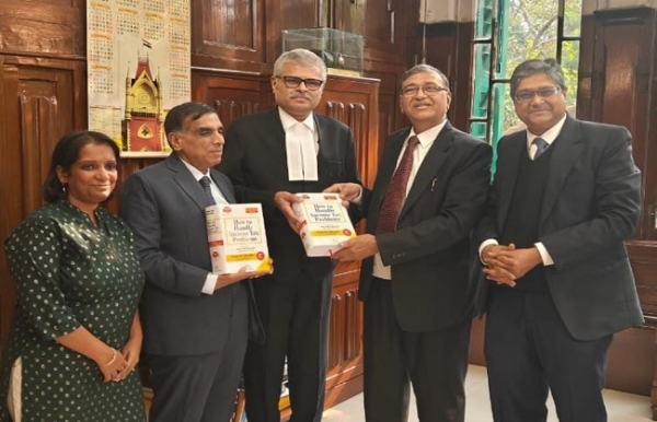कलकत्ता उच्च न्यायालय के मुख्य न्यायाधीश को आयकर पुस्तक भेंट करते एडवोकेट नारायण जैन कलकत्ता उच्च न्यायालय के मुख्य न्यायाधीश को आयकर पुस्तक भेंट करते एडवोकेट नारायण जैन