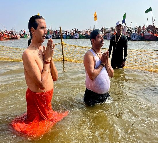 पूर्व राष्ट्रपति रामनाथ कोविंद और डॉ. कुमार विश्वास ने संगम में लगाई डुबकी, गौतम अदानी ने की श्रद्धालुओं की सेवा