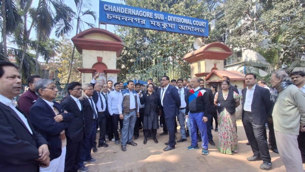 पुलिस पर वकील को प्रताड़ित करने का आरोप, चंदननगर अदालत में वकीलों ने काम रखा बंद पुलिस पर वकील को प्रताड़ित करने का आरोप, चंदननगर अदालत में वकीलों ने काम रखा बंद