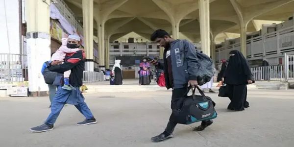कमलापुर रेलवे स्टेशन से वापस लौट रहे रेलयात्री।