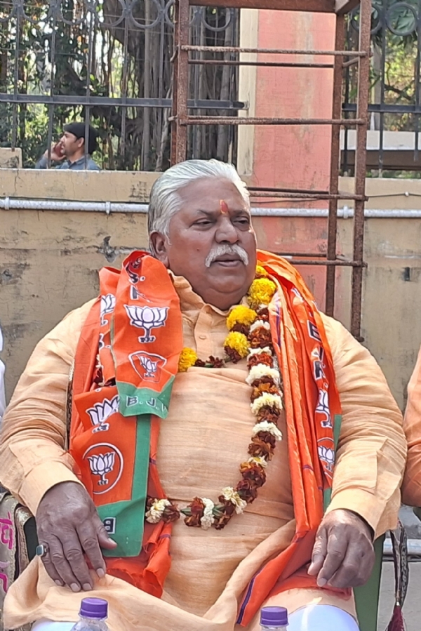 वन व पर्यावरण मंत्री प्रेम कुमार प्रेस वार्ता करते