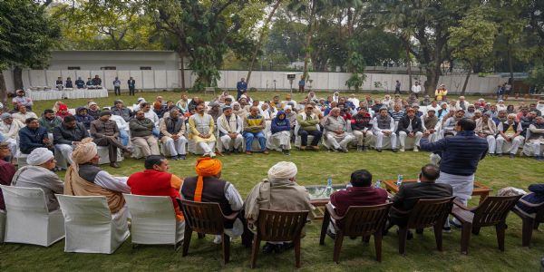 केन्द्रीय कृषि मंत्री शिवराज सिंह चौहान अपने आवास पर  किसानों से बातचीत करते हुए