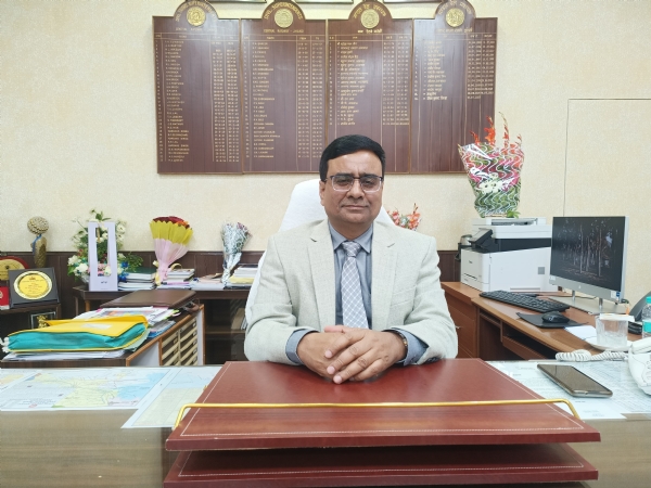 मंडल रेल प्रबंधक जानकारी देते हुए