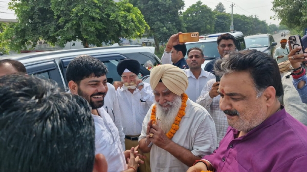 कार्यक्रम में पहुंचे डिप्टी स्पीकर लोगों से बातचीत करते हुए।